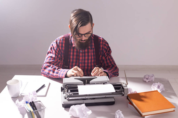 Mensen, retro stijl en technologie concept - hoge hoekmening van bebaarde schrijver in geruite hemd met typemachine - Foto, afbeelding