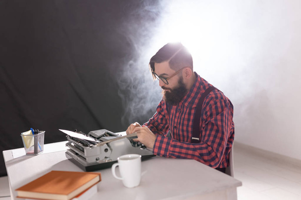 Концепция людей и технологий - Взгляд под высоким углом на бородатого писателя
 - Фото, изображение