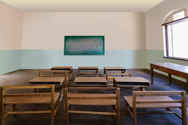 Антикварний клас у школі з рядками порожніх дерев'яних столів
 - Фото, зображення