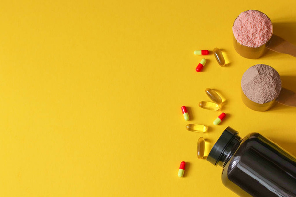 スポーツ医療ビタミンや薬。ホエー蛋白質の 2 つの計量スプーン  - 写真・画像