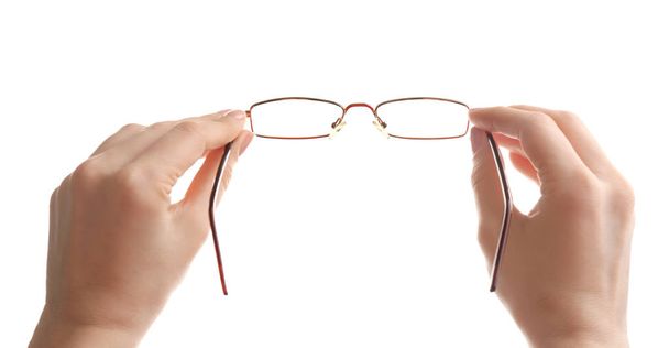 Oftalmologista feminina segurando óculos no fundo branco, close-up
 - Foto, Imagem
