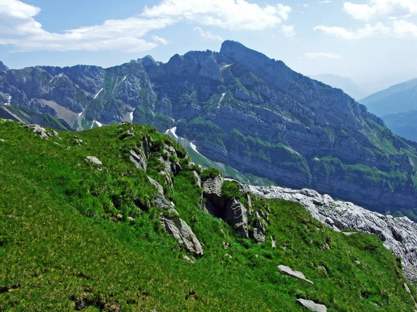 Альпійський пейзаж і скелясті вершини Alpstein гірського хребта - кантони Санкт-Галлен і Аппенцелль Innerrhoden, Швейцарія - Фото, зображення