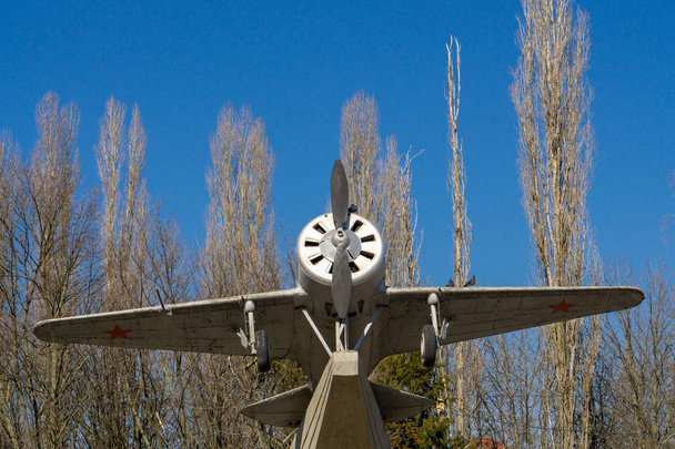 Παλιά σοβιετική αεροπλάνο istribitel στο πάρκο - Φωτογραφία, εικόνα