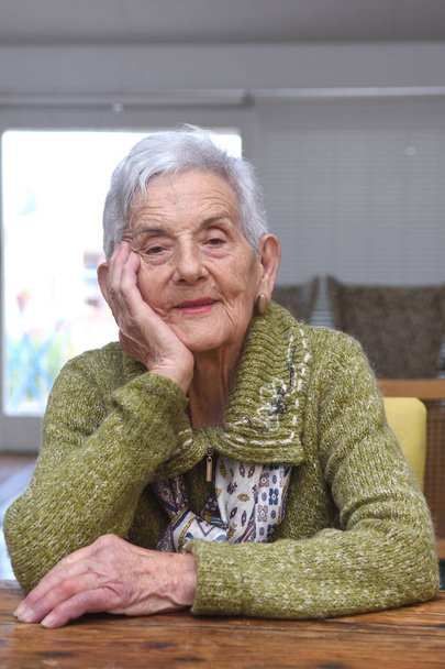 Portrait de la femme âgée à la maison
 - Photo, image