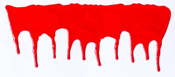 Pintura roja goteando sobre un blanco
.  - Foto, Imagen