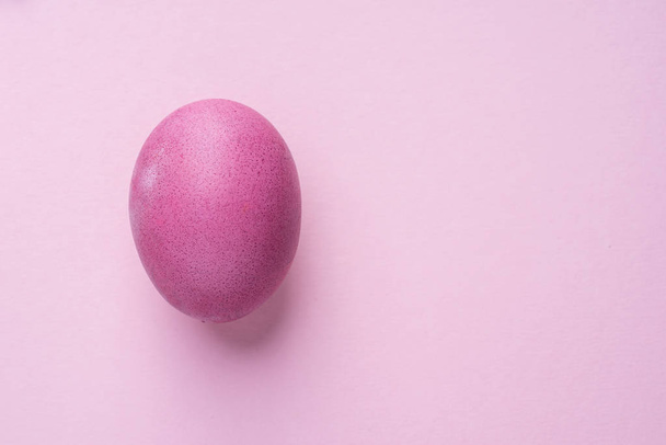 Colorful Easter eggs as an attribute of Easter celebration. Pink - Foto, imagen