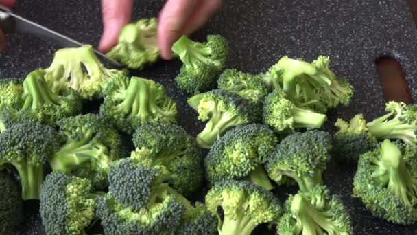 zdrowy zielony organiczne surowe brokuły gotowy do gotowania - Materiał filmowy, wideo