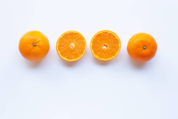 Cítricos naranjas frescas sobre blanco
. - Foto, Imagen
