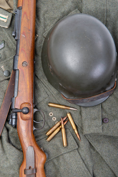 Vintage háttér, a német hadsereg mező berendezések és a puska - Fotó, kép