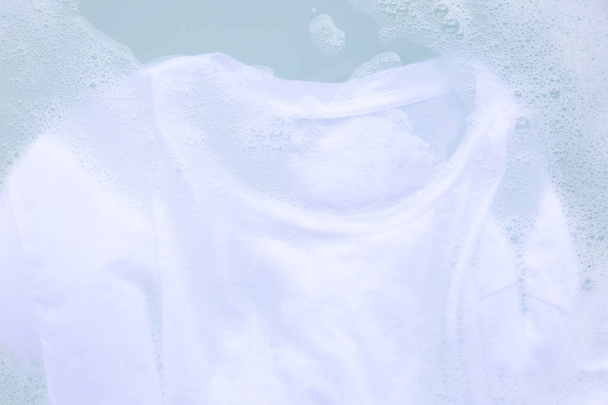 Tissu trempé avant lavage, t-shirt blanc
 - Photo, image