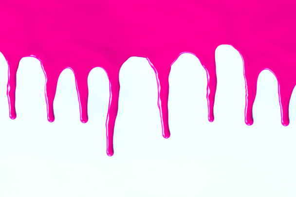 pintura rosa goteando en un blanco
.  - Foto, Imagen