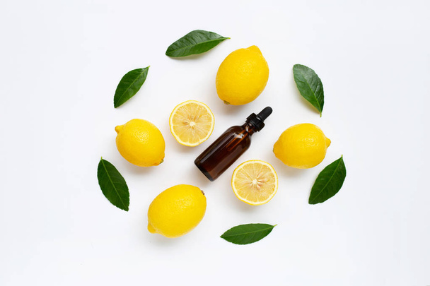 Limón fresco con aceite esencial de limón sobre fondo blanco
. - Foto, imagen