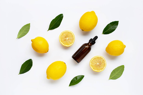 Fresh lemon with lemon essential oil on white background. - Foto, afbeelding