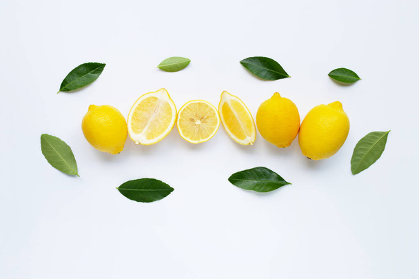 Lemon and slices with leaves isolated on white. - Foto, Imagen