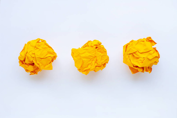 Bola de papel arrugada amarilla aislada en blanco
 - Foto, Imagen