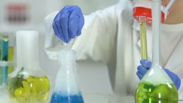 Εργαζόμενος θηλυκό εργαστήριο διεξάγει έρευνες ανάμειξη διαφορετικά αντιδραστήρια, χημεία - Πλάνα, βίντεο