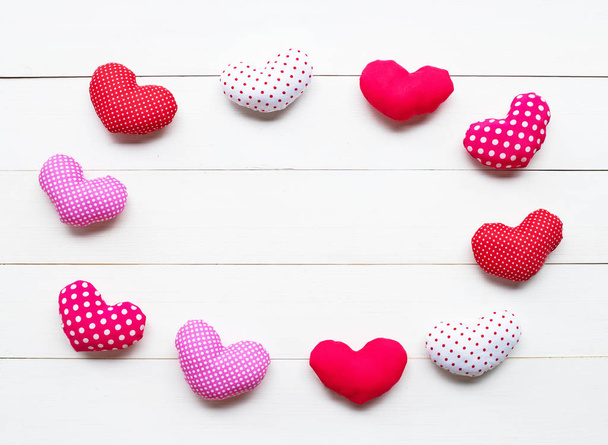 Valentijnsdag harten op witte houten achtergrond.  - Foto, afbeelding