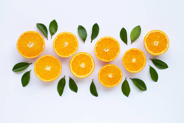 Υψηλή βιταμίνη C. φρέσκο πορτοκάλι εσπεριδοειδών με φύλλα απομονωμένη o - Φωτογραφία, εικόνα