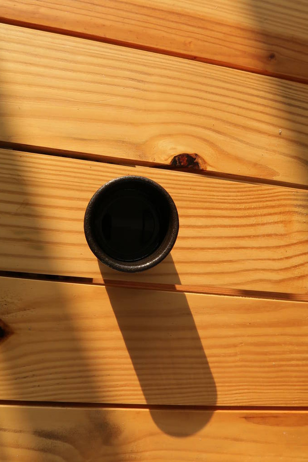Küçük saksı ve büyülü ile raflar Balkonda kahve fincan güneş sabah ışığı - Fotoğraf, Görsel
