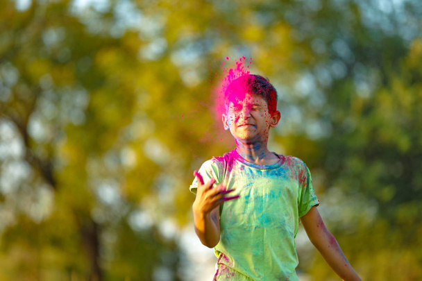 Holi Festivali içinde renk ile oynayan Hintli çocuk - Fotoğraf, Görsel