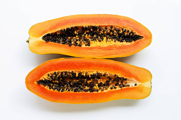 papaya fruit op witte achtergrond.  - Foto, afbeelding