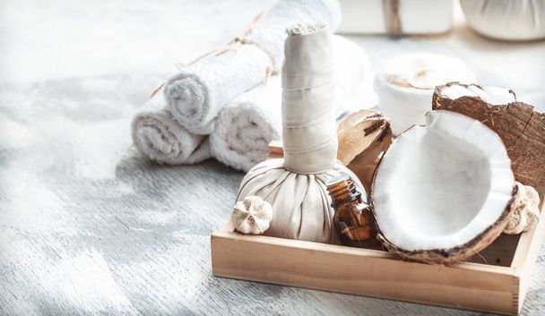 Kylpylä asetelma tuoreen kookospähkinän ja kehonhoitotuotteiden kanssa
 - Valokuva, kuva