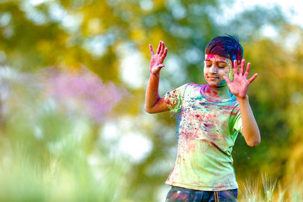 Enfant indien jouant avec la couleur dans le festival de holi - Photo, image