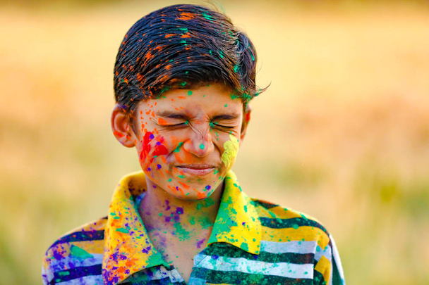ホーリー祭で色と遊ぶインドの子供 - 写真・画像