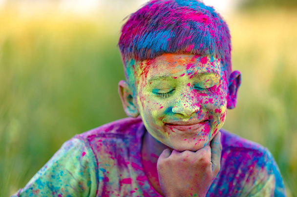 Indian child playing with the color in holi festival - Valokuva, kuva