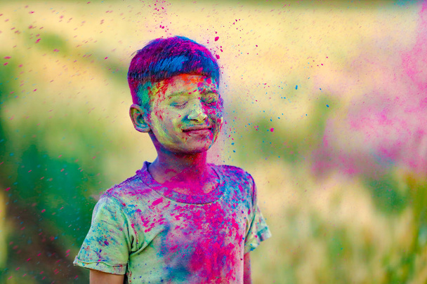 Niño indio juega con el color en el festival de holi - Foto, Imagen