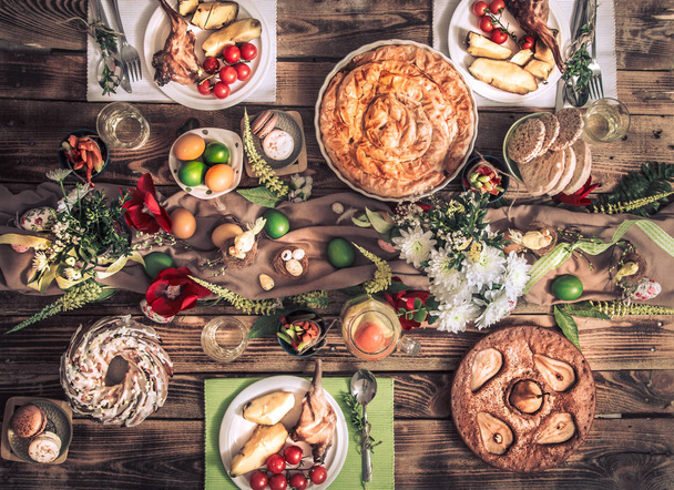 Праздничные друзья или семья за праздничным столом с мясом кролика
, - Фото, изображение