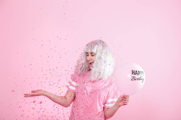 Mladá žena nebo dívka s balónky happy Birthday. Hází konfety shora. Koncept dovolené a strana. - Fotografie, Obrázek