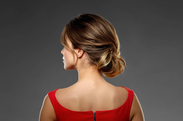 portret van mooie jonge vrouw in rode jurk - Foto, afbeelding