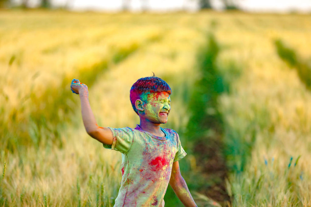 Indische Kind spielt mit der Farbe im Holi-fest - Foto, Bild