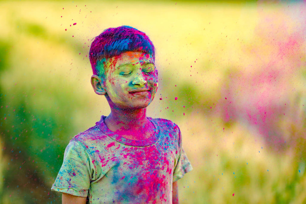 Bambino indiano che gioca con il colore nel festival di holi - Foto, immagini