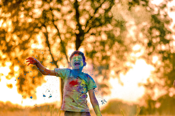 Enfant indien jouant avec la couleur dans le festival de holi - Photo, image