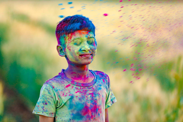 Bambino indiano che gioca con il colore nel festival di holi - Foto, immagini