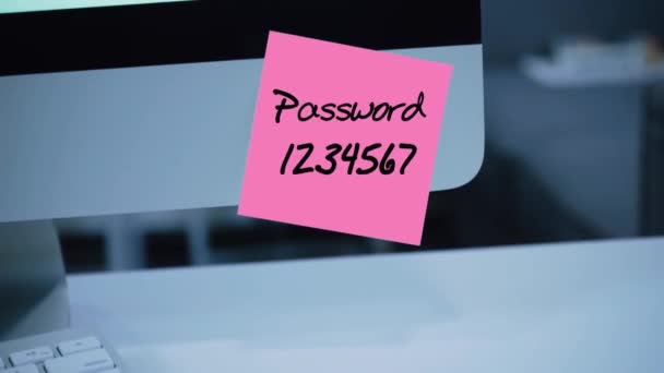 シンプルで使いやすいパスワード。Qwerty 配列。1234567。 コンピューターのセキュリティ。アカウントのハッキング。モニターのパスワードです。マーカーで書かれた手書きの文字。カラー ステッカー。従業員、同僚のメッセージ - 映像、動画