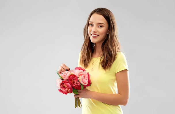 young woman or teenage girl with flower bouquet - Φωτογραφία, εικόνα