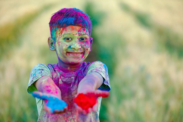 Ινδική παιδί που παίζει με το χρώμα στο Φεστιβάλ holi - Φωτογραφία, εικόνα
