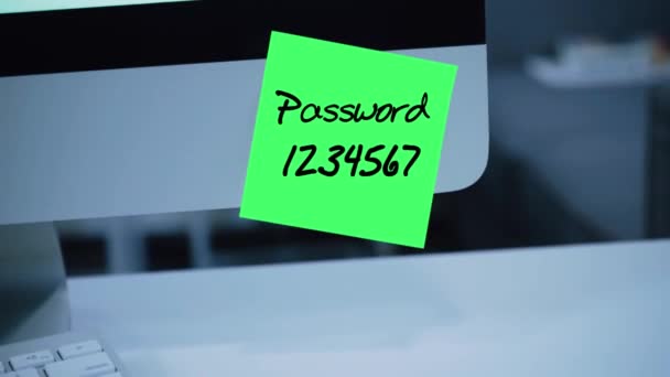 einfaches, einfaches Passwort. qwerty. 1234567. Computersicherheit. Accounts hacken. Passwort auf dem Monitor. handschriftlicher Text, der mit einem Filzstift geschrieben wurde. Farbaufkleber. eine Nachricht für einen Mitarbeiter, einen Kollegen - Filmmaterial, Video
