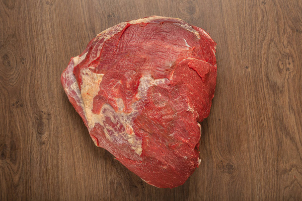 木製の背景に生の新鮮な牛肉のカタログします。. - 写真・画像