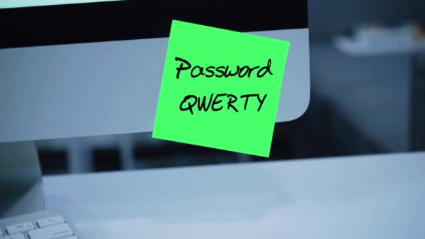 シンプルで使いやすいパスワード。Qwerty 配列。1234567。 コンピューターのセキュリティ。アカウントのハッキング。モニターのパスワードです。マーカーで書かれた手書きの文字。カラー ステッカー。従業員、同僚のメッセージ - 映像、動画