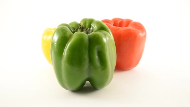 grön, gul och röd paprika mot vit - triangeln arrangemang - dolly rätt - Záběry, video