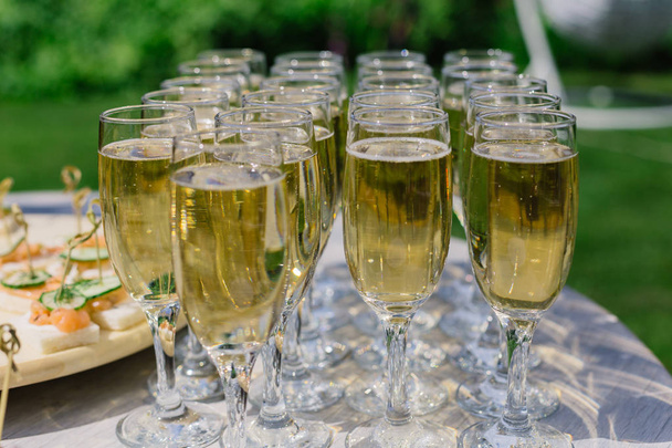 Glasses of champagne on the buffet table for guests. - Fotoğraf, Görsel