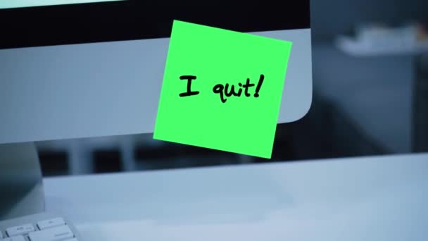 I quit. The inscription on the sticker on the monitor. Message. Motivation. Reminder. Handwritten text written with a marker. Color sticker. A message for an employee, a colleague - Footage, Video