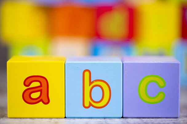 Barevné dřevěné abeceda; a, b, c zápis. Vzdělávací koncepce Foto - Fotografie, Obrázek