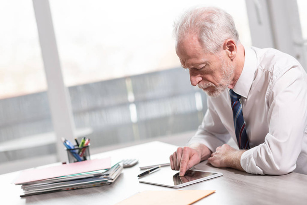 Portret van senior zakenman werken op Tablet PC - Foto, afbeelding