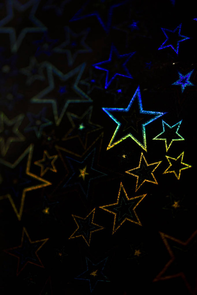 Estrellas holográficas sobre fondo negro
 - Foto, Imagen