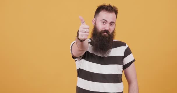 Hombre barbudo señalando con el dedo hacia arriba en señal de aprobación
 - Metraje, vídeo